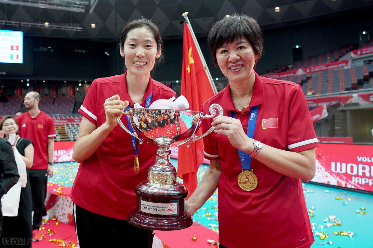 郎平美国生活惬意 宛若减龄十岁 烫大波浪似少女 与家人同框显年轻