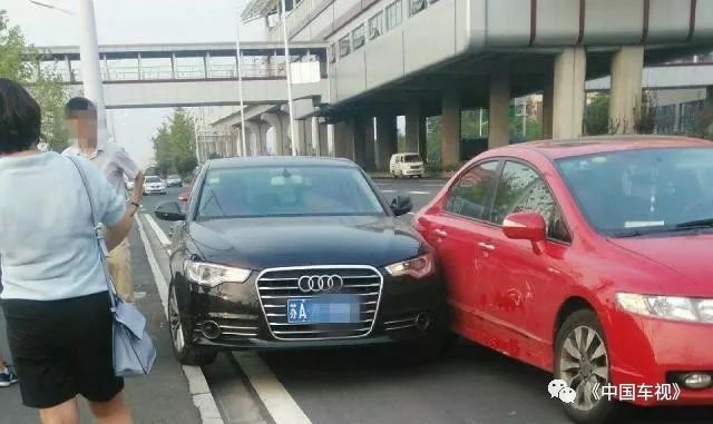 小轿车变道避让后与大货车相撞 解体致1死2伤