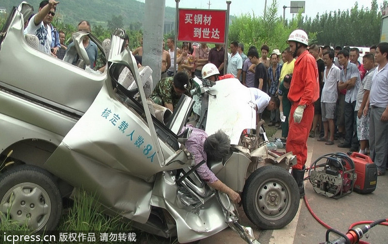 造成1死2伤惨剧 高速撞翻货车瞬间解体 惊恐瞬间！小轿车变道避车后